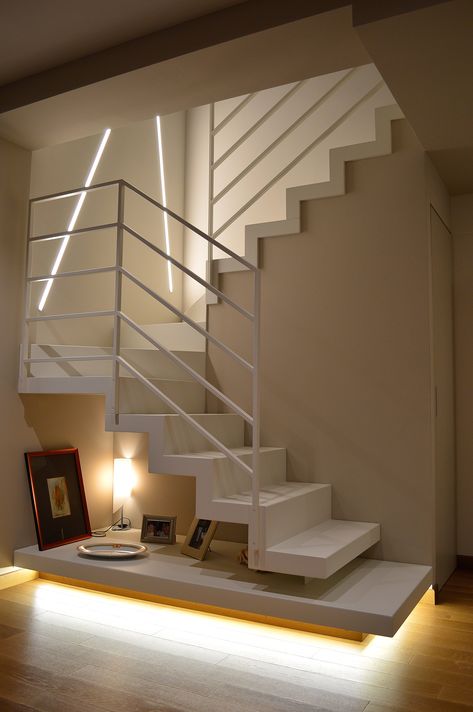 Scala Autoportante in metallo con predisposizione per la chiusura del sottoscala e pianerottolo di base illuminato. Per info e preventivi visita il nostro sito! Sottoscala Ideas, Stair Trim Ideas, Stair Design Ideas, Staircase Molding, Stairs Trim, Stair Design Architecture, Stair Ideas, Stair Design, Trim Ideas