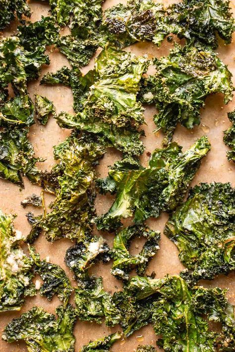 This kale chips recipe gives you a healthy and tasty way to enjoy a crispy, crunchy snack that's perfect for parties, game nights, or just a guilt-free treat at any time. Crispy Kale Chips, Healthy Chip Recipes, Krispy Kale, Best Kale Chips, Healthy Kale Chips, Healthy Chips Recipe, Kale Chips Recipe Baked, Kale Dishes, Dehydrated Recipes