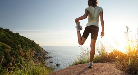 Cross country racer stretching on top of a hill and enjoying sunset sea view Exercise Regularly, Running Injuries, Leg Cramps, Friday Motivation, Fitness Articles, Training Plan, Healthy Body, Running Women, Get Healthy