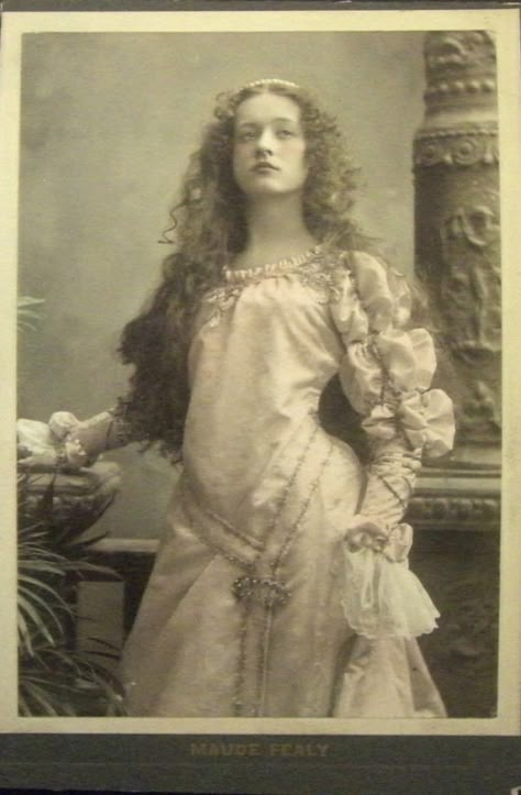 Maude Fealy (1883 – 1971) was an American stage and silent film actress who survived into the talkie era. Named “Most Beautiful Woman in the World” in 1903. 20th Fashion, Maude Fealy, Old Photography, Poses References, Photo Vintage, Old Fashion, Vintage Portraits, Silent Film, Antique Photos