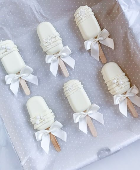 Bows And Pearls, Popsicles Cake, Pearl Bridal Shower, Cake Pop Designs, Chocolate Covered Strawberries Bouquet, Cake Pop Decorating, Cupcake Cake Designs, Chocolate Covered Treats, Wedding Treats