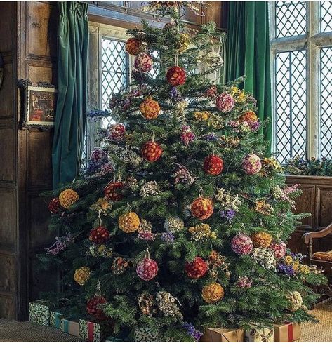 Flower Christmas Tree, Warwickshire England, Images Victoriennes, Castle Christmas, English Christmas, Flower Christmas, Real Christmas Tree, Beautiful Christmas Trees, Flower Ornaments