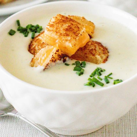 Cauliflower Grilled Cheese, Cheesy Croutons, Grilled Cheese Croutons, Bisque Soup, Cauliflower Bread, Cheese Croutons, Bisque Recipe, Croutons Homemade, Cheese Tasting