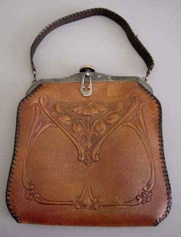 CORDOVA Arts & Crafts leather purse with floral motif, circa 1920 Women's Purses, Vintage Leather Handbag, Tooled Leather Purse, Leather Clutch Purse, Vintage Leather Bag, Vintage Purses, Pretty Bags, Satchel Purse, Tooled Leather