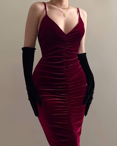 Formal Red Dress, Spy Dress, Dress With Gloves, Moda Hippie, Dark Red Dresses, Aesthetic Dress, Old Fashion Dresses, Modest Dresses Casual, Elegant Midi Dresses