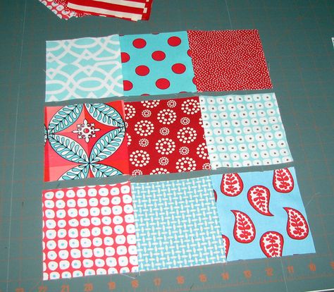 foto 2: Sew Fantastic: Disappearing nine patch :: Tutorial Charm Pack Quilt Patterns, Disappearing Nine Patch, Fat Quarter Quilt Pattern, Red And Aqua, Charm Square Quilt, Beginning Quilting, 9 Patch Quilt, Mug Rug Patterns, Nine Patch Quilt