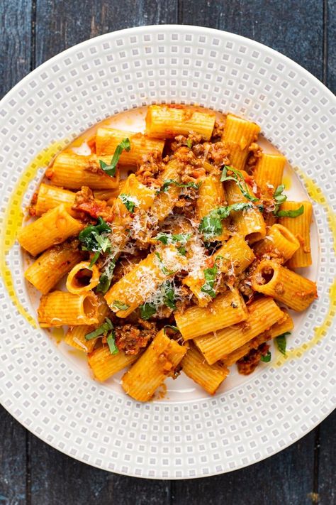 Bolognese is a simple Italian meat-based sauce made with ground beef/sausage, onions, carrots, celery, fresh herbs, garlic, diced tomatoes, wine, and whole milk. It's most famous for its thick and meaty texture. #rigatonibolognese #pastarecipes #bolognese #pasta Rigatoni Bolognese Recipe, Bourbon Ham, Rigatoni Pasta Recipes, Rigatoni Bolognese, Moose Recipes, Baked Ziti With Ricotta, Homemade Bolognese Sauce, Homemade Bolognese, Bolognese Pasta