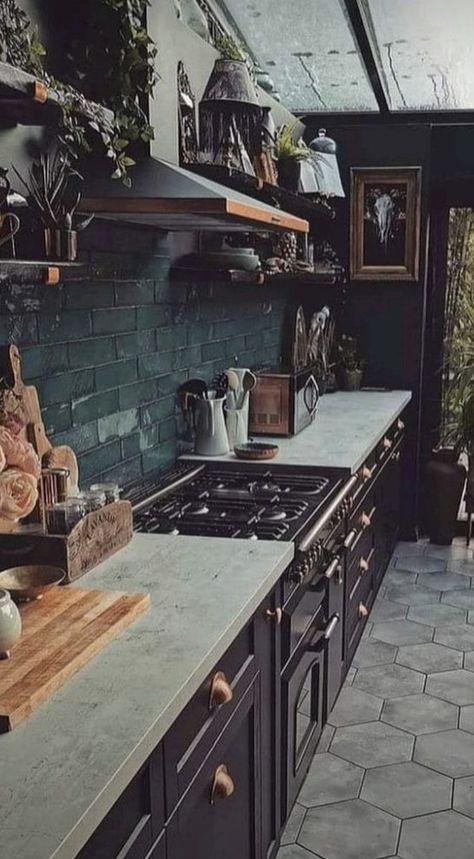 Dark Academia Kitchen, Moody Kitchen, Dark Green Kitchen, Gothic Kitchen, Koti Diy, Green Backsplash, Farmhouse Vibes, Kitchen Ideas Dark Cabinets, Kitchen Ideas Dark