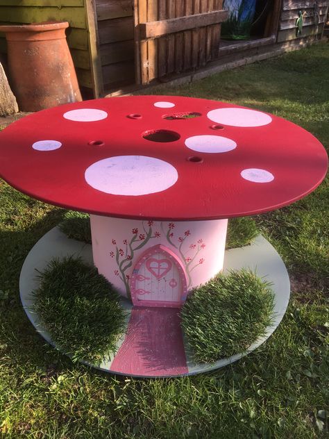 Toadstool cable reel, glitter added to spots for added sparkle. Fairy door added and some AstroTurf for grass. Wooden Spool Mushroom, Spool Projects, Wooden Cable Reel, Ivy Garden, Organized Room, Spool Furniture, Reggio Classroom, Spool Tables, Court Yard