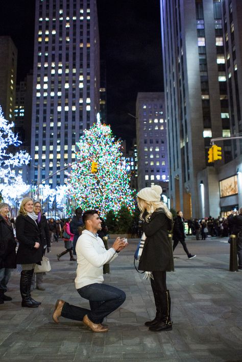 New York Proposal, Rockefeller Center Christmas Tree, Rockefeller Center Christmas, Christmas Proposal, Ways To Propose, Proposal Photos, Romantic Proposal, Wedding Proposals, Rockefeller Center