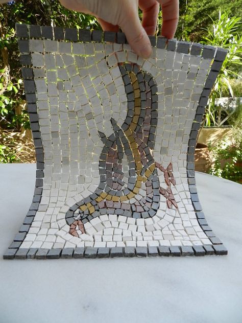 Making a mosaic on mesh - step by step Garden Mosaics, Mosaic Art Diy, Mosaic Garden Art, Mosaic Birds, Mosaic Art Projects, Mosaic Tile Art, Mosaic Stained, Pebble Mosaic, Glass Mosaic Art