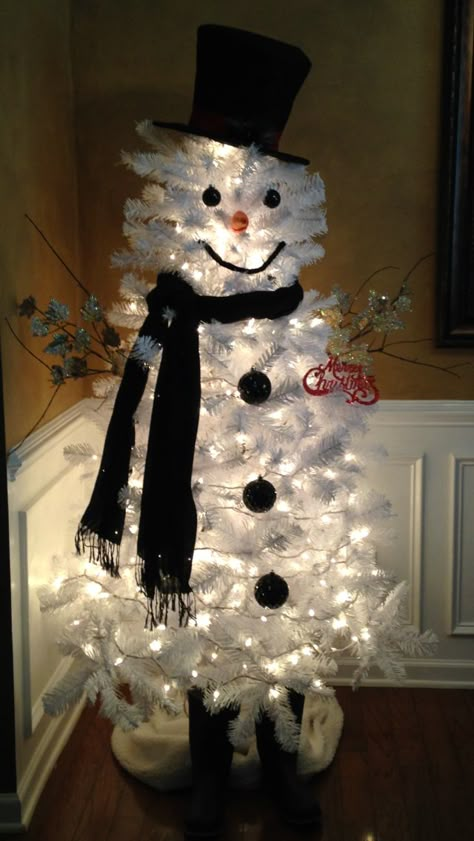 Small Snowman Tree, Snowman Tree Ideas, Snowman Diy Decorations, Creative Snowman Ideas, Tree Theme Ideas, Christmas Tree Theme Ideas, Snowman Display, Small White Christmas Tree, Diy Christmas Door Decorations