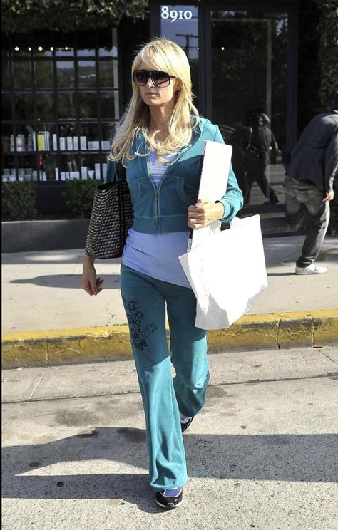 Paris Hilton Velour Tracksuit, Paris Hilton Juicy Tracksuit, 2000s Juicy Tracksuit, How To Style Juicy Couture Pants, 2000s Juicy Couture Tracksuit, Paris Hilton Costume Ideas, Paris Hilton Outfits 2000s, Paris Hilton Tracksuit, Juicy Couture 2000s