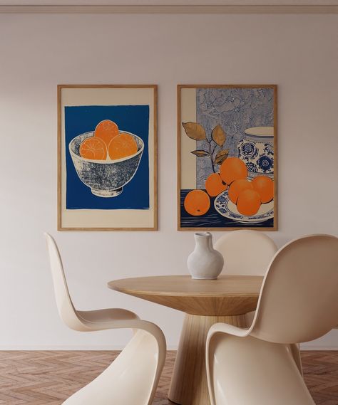 Vergroot het karakter van uw keuken met deze grotere set vintage posters van 50x70 cm. De kunstzinnige weergave van sappige sinaasappels en klassiek servies op een achtergrond van fijn gedetailleerde florale patronen maakt deze posters tot een ideale keuze voor liefhebbers van zowel kunst als culinaire esthetiek. Ze voegen een retro charme toe aan uw ruimte en vormen een perfecte blend van functionaliteit en stijl voor uw muurdecoratie.   Productinformatie   De posters zijn gedrukt op FSC-gecer Marine Poster, 70s Wall Art, Orange Poster, Trippy Wall Art, Wall Art Orange, Trippy Wall, Orange Wall Art, Orange Walls, Kitchen Posters