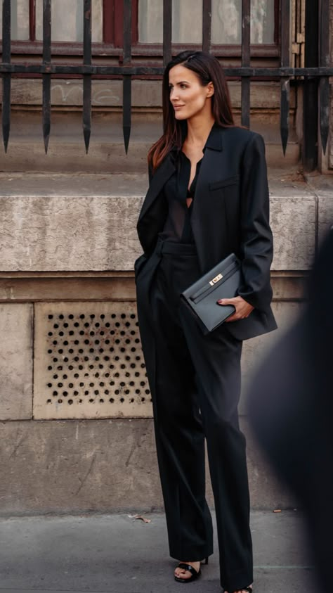 Hermes Paris fashion week Alex Riviere Style, Rich Tita, Realtor Style, Summer Evening Outfit, Alex Riviere, Autumn Fashion Trends, 2022 Summer Fashion, Dresses Y2k, Ysl Fashion