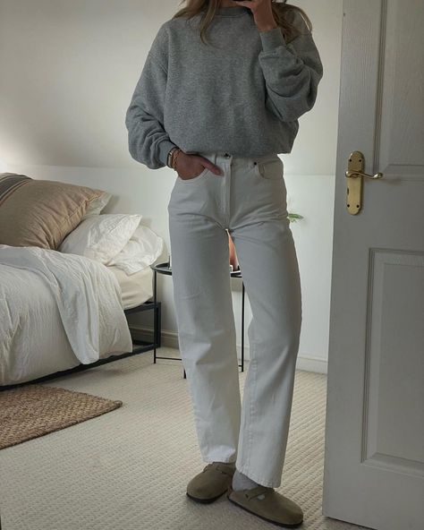 White Carpenter Pants Outfit, Style Inspiration Autumn, White Jeans Outfit Winter, Amy Ward, Outfit Style Inspiration, Balance Outfit, Chill Fashion, Boston Outfits, White Jeans Winter