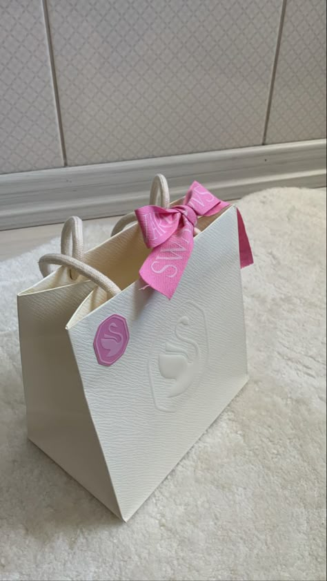 Pr Packages Aesthetic, Branded Shopping Bags, Retail Store Interior Design, Business Branding Inspiration, Packaging Ideas Business, Pretty Drinks, Boutique Interior, Creative Packaging Design, Creative Packaging