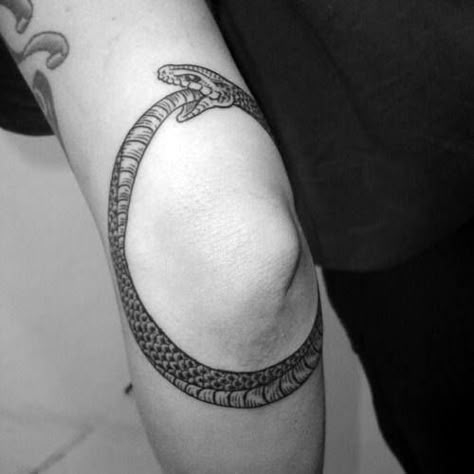 Cool Elbow Ouroboros Tattoo Design Ideas For Men Ouroboros Tattoos, Placement Tattoo, Ouroboros Tattoo, Tattoo Snake, Elbow Tattoo, Serpent Tattoo, Tattoo Trend, Retro Tattoos, Elbow Tattoos