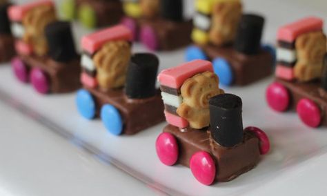 These cute little train teddies will be welcome at any party and also work well as a cake topper. Monkey Cakes, Desserts Cheesecake, Kid Cakes, Cupcakes Decorating, Fruit Carvings, 4de Verjaardag, Cake Stall, Quinoa Rice, Birthday Party Snacks