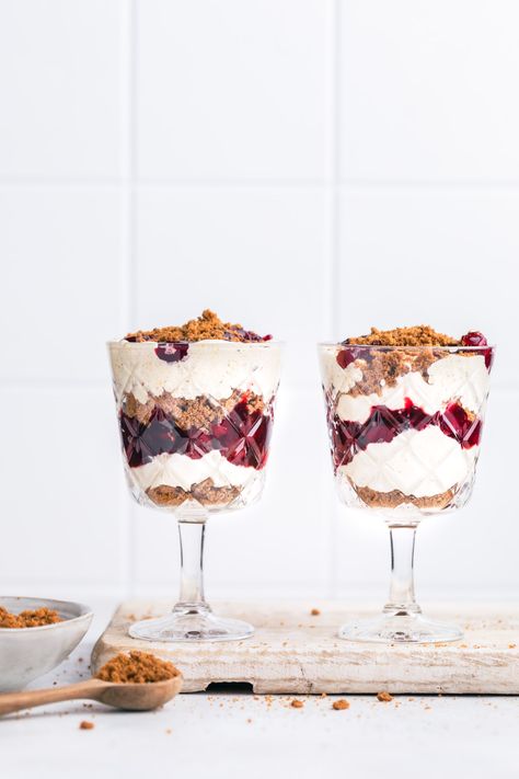 This easy vegan parfait is a perfect no-fuzz recipe dessert layering cashew cream, cherries, and vegan cookies. - www.thegreencreator.com - #vegan #parfait #dessert #dairyfree #sweet #cherries #cherry #cherryparfait Vegan Parfait, Cherry Parfait, Winter Holiday Recipes, Dessert Parfait, Parfait Desserts, Vegan Whipped Cream, Easy Vegan Dessert, Parfait Recipes, Recipe Dessert