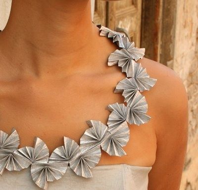 paper jewellery  No Directions but interesting idea Paper Necklace, Paper Jewellery, Sculptural Jewelry, Origami Jewelry, Paper Fashion, Paper Dress, Body Adornment, Paper Ideas, Paper Earrings