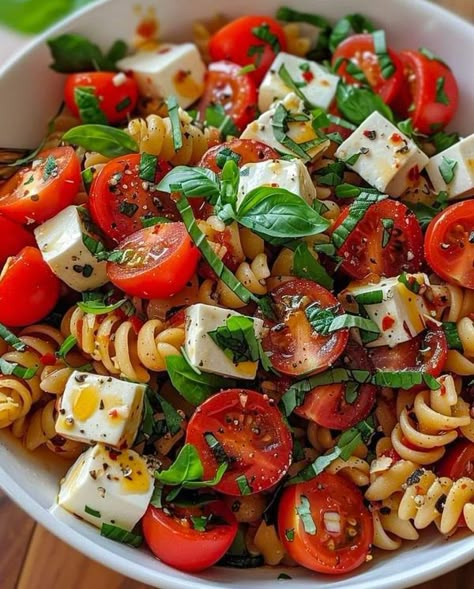 Avani Recipes, Caprese Pasta Salad Recipes, Ww Pasta, Pasta And Salad, Ensalada Caprese, Pasta Salad Ingredients, Caprese Pasta Salad, Salads Dressing, Yummy Veggies