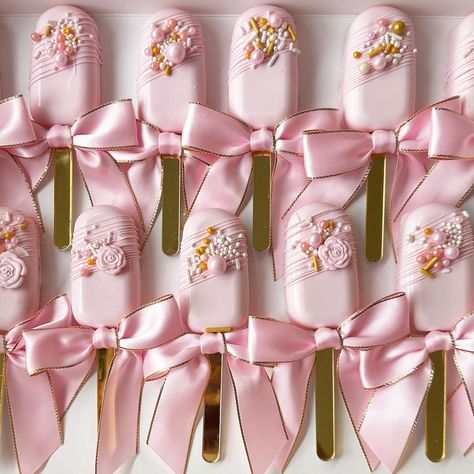 Cakesicles✨ ⁣ ⁣ #pinkandgold #cakesicles #cakesicleslove #itsagirl #girliegirl #babybox #babyannouncement #chocolateoreos #bridetobe… | Instagram Pink And Gold Cakesicles, Pink Cakesicles, Gold Candy Bar, Candy Corner, Catering Food Displays, Gold Candy, Sweet Bar, Pink Birthday Party, Chocolate World