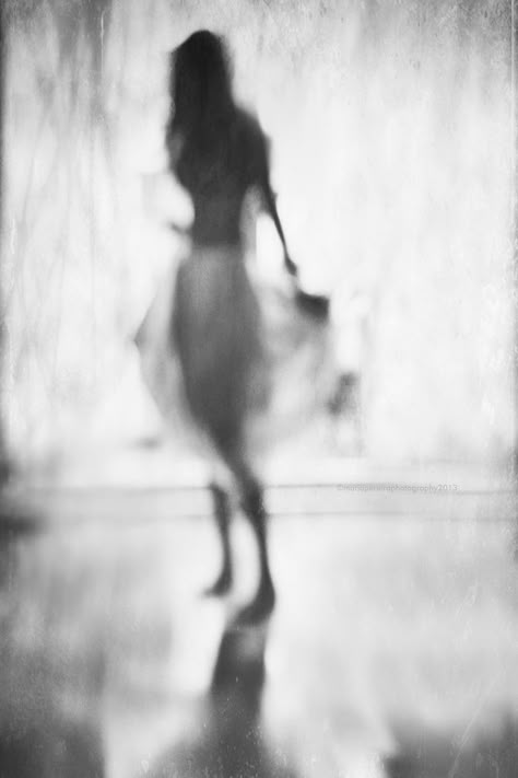 Foto Top, Black And White Photograph, Out Of Focus, Foto Art, Black And White Portraits, Black White Photos, In The Rain, Light And Shadow, White Photography