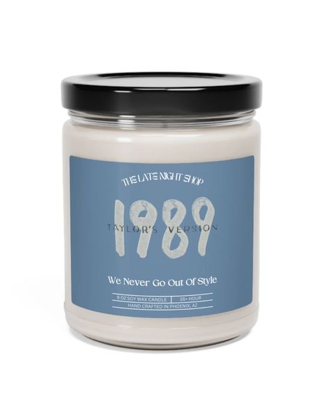 🕯️ Taylor Swift 1989 Era-Inspired Soy Wax Candle - Immerse Your Space in the Magic of Taylor's Music! Indulge your senses and create a cozy ambiance with our Taylor Swift Eras Tour-Inspired Soy Wax Candle. Handcrafted with love and attention to detail, each 9oz candle is a tribute to the enchanting eras of Taylor Swift's music. Taylor Swift Candles, Music Candle, Taylor Swift Swiftie, Ours Taylor Swift, Candles Ideas, Hand Painted Candles, Prescott Az, Taylor Swift Music, Taylor Swift Eras