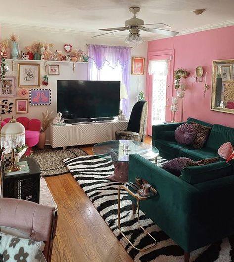 Living Room Decor Y2k, Retro Aesthetic House, Y2k Living Room Aesthetic, Eclectic Apartment Living Room, 2000s Apartment, Vibey Living Room, Maximalist Decor Small Spaces, Y2k Living Room, Y2k Apartment