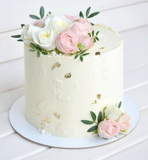 Cake Decor With Fresh Flowers, Buttercream Cake With Fresh Flowers, Simple Birthday Cake With Flowers, Floral Cakes Simple, Cake Decorating With Fresh Flowers, Simple Fresh Flower Cake, Fresh Flower Cake Decoration, Floral Cake Design Birthday, Floral Baby Shower Cake