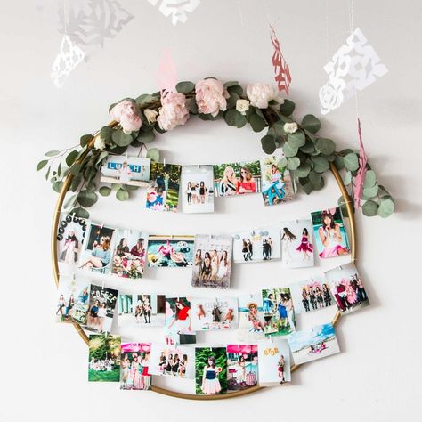 Hula Hoop Photo Display, Hoop Photo Display, Photo Banner Diy, Hula Hoop Diy, Hen Fest, Photo Hoop, Family Trees Diy, Baby Shower Food For Girl, Photo Wreath