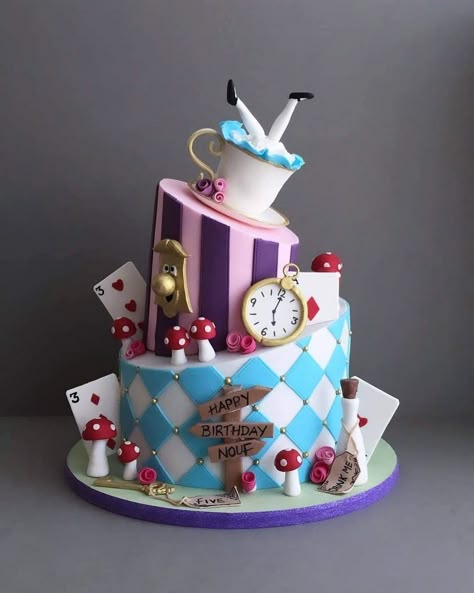 Mad Hatter Cake, Wonderland Party Theme, Alice In Wonderland Tea Party Birthday, Alice In Wonderland Cakes, Alice In Wonderland Birthday, Alice In Wonderland Tea Party, Disney Cakes, Alice In Wonderland Party, Cute Birthday Cakes