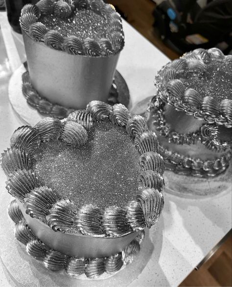 Silver Food Ideas, Gray Birthday Theme, Silver Theme Party Decoration, Silver Themed Birthday Party, Silver Party Theme, Disco Party Cake, Silver Disco Party, Silver Birthday Decorations, Silver Party Decor