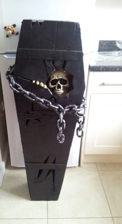 Halloween Casket Decorations, Halloween Graveyard Coffin, Coffin Door Decorations, Cardboard Coffin Halloween, Diy Halloween Decorations With Cardboard, How To Make A Coffin Out Of Cardboard, Card Board Halloween Decorations, Halloween Coffin Ideas, Coffin Out Of Cardboard