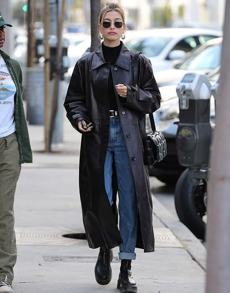 Hailey Bieber donning a oversized black button front leather trench coat with extra long sleeves, wide collar and flap pockets Trench Coat Street Style, South African Celebrities, Celebrity Fashion Outfits, Celebrity Style Dresses, Models Style, Celebrity Fashion Trends, Celebrity Style Icons, Coat Street Style, Celebrity Style Inspiration