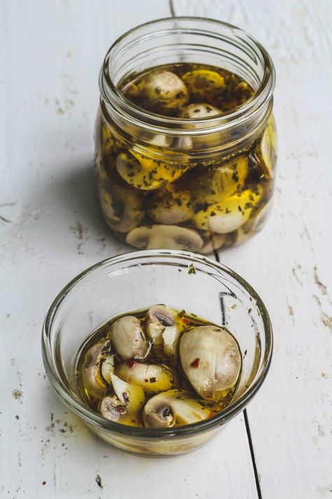 Easy Marinated Mushrooms Marinated Mushrooms Recipe, Mushroom Marinade, Easy Mushroom Recipes, Antipasto Pasta Salads, Marinated Mushrooms, Canned Mushrooms, Antipasto Platter, Pickled Veggies, Meals In A Jar