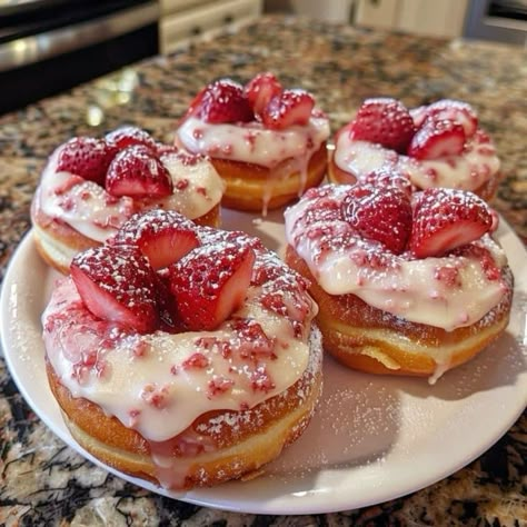 Donut Recipe Strawberry, Strawberry Cheesecake Stuffed Doughnut, Strawberry Cheesecake Donut, Doughnut Flavor Ideas, Sweet Treats Aesthetic, Strawberry Jam Aesthetic, Donut Flavors Ideas, Donut Fillings, Strawberry Jam Desserts