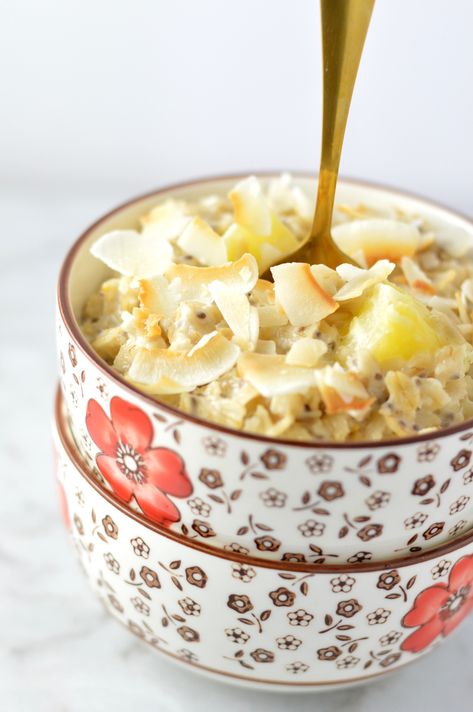 Easy Pina Colada Oatmeal recipe made with fresh or frozen pineapple. This is the perfect breakfast idea to make you feel like you are on holiday. Pineapple Oatmeal, Pineapple Breakfast, Spiced Pineapple, Oatmeal Recipe, Frozen Pineapple, Homemade Butter, Breakfast Idea, Best Breakfast Recipes, Warm Food