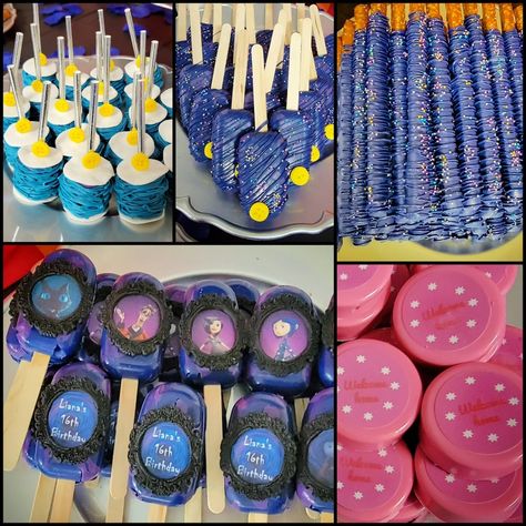 Coraline themed cakecicles, oreos, pretzels and marshmallow pops. Coraline Treats Ideas, Coraline Baby Shower Theme, Coraline Cake Pops, Coraline Party Food, Coraline Themed Snacks, Coraline Treats, Coraline Themed Food, Coraline Quinceanera Theme, Coraline Desserts