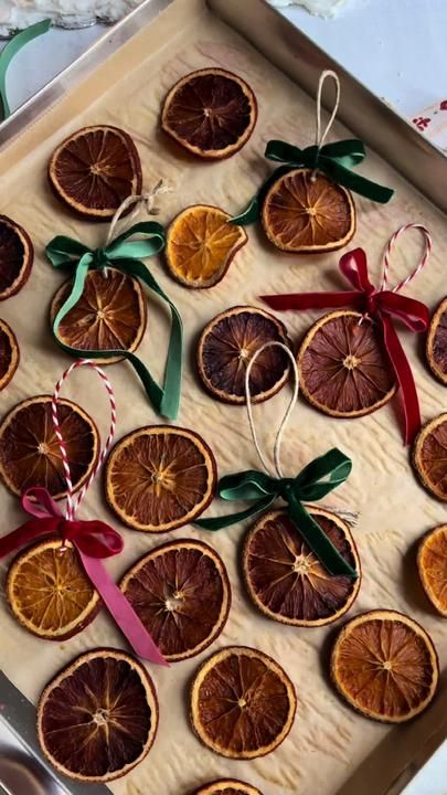 Tina's Cucina su TikTok Christmas Home Crafts, Handmade Christmas Aesthetic, Oranges Christmas Decoration, Christmas Decor Budget, Christmas Edible Crafts, Christmas Tree With Orange Slices, Orange Christmas Aesthetic, Boho Christmas Aesthetic, Earthy Christmas Decor