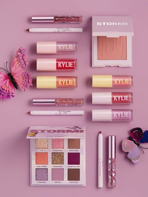 Stormi Collection Kylie Cosmetics 2020 launch is finally available for purchase with the entire bundle for $108. The stormi makeup collection Perfume Collection Display, Mac Brave, Alcone Makeup, Makeup Collection Storage, Mac Velvet Teddy, Makeup Collection Goals, Estilo Kardashian, Kylie Makeup, Minimalist Makeup