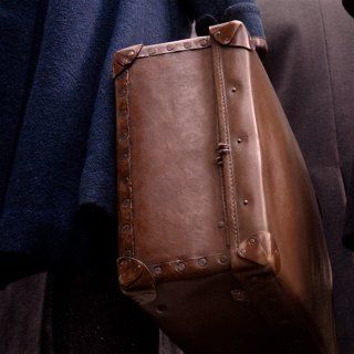 A close up of Newt's case, with the Niffler's claws poking out Newt Scamander Aesthetic, Light Movie, Harry Potter New, Hufflepuff Aesthetic, Hogwarts Aesthetic, Light Film, Newt Scamander, My Fantasy World, Eddie Redmayne