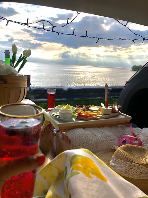 Picnic In Car Trunk, Car Trunk Picnic, Car Trunk Date, Back Of Car Picnic, Trunk Picnic Date, Car Picnic Aesthetic, Trunk Date Night Car, Trunk Date, Trunk Picnic