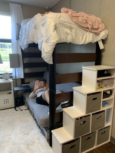 Raised Bed Dorm Room Ideas, Lifted Bed Ideas, Beedrom Ideas, Dorm Bunk Beds, Dorm Planning, Dorm Room Setup, Bunk Beds Small Room, College Core, Dorm Room Layouts