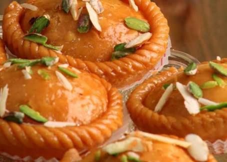 Famous 20 Street Food of Bihar Gujiya Recipe, Diwali Special Recipes, Famous Street Food, Sweet Recipe, Diwali Special, Recipes Sweet, Indian Food Recipes Vegetarian, Special Recipes, Street Food