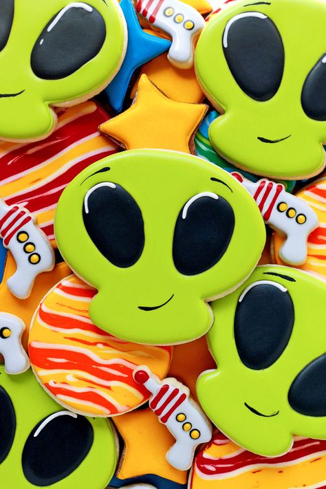 SImple Alien Cookies with a How to Video | The Bearfoot Baker Outer Space Cookies, Cookies For Men, Alien Cookies, Sugarbelle Cookies, Space Cookies, Sunflower Cupcakes, Super Cookies, Cookies Decorated With Royal Icing, Sweet Sugarbelle