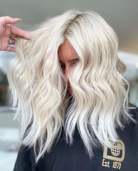 Bright Platinum Blonde Hair, Bright Dimensional Blonde, 2023 Highlights, Blonde Hair With Roots, Blonde Shades, Bright Blonde Hair, Summer Blonde Hair, Platinum Blonde Hair Color, Dark Brunette Hair