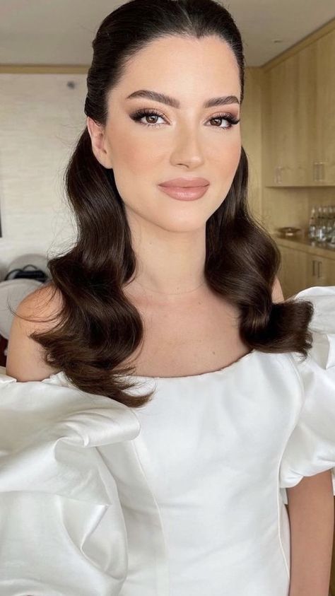 Old Money Makeup Look, Old Money Makeup, Santa Monica College, Hollywood Glamour Wedding, Makeup 2023, Old Hollywood Wedding, Wedding Hair Up, Hollywood Makeup, Soft Glam Makeup