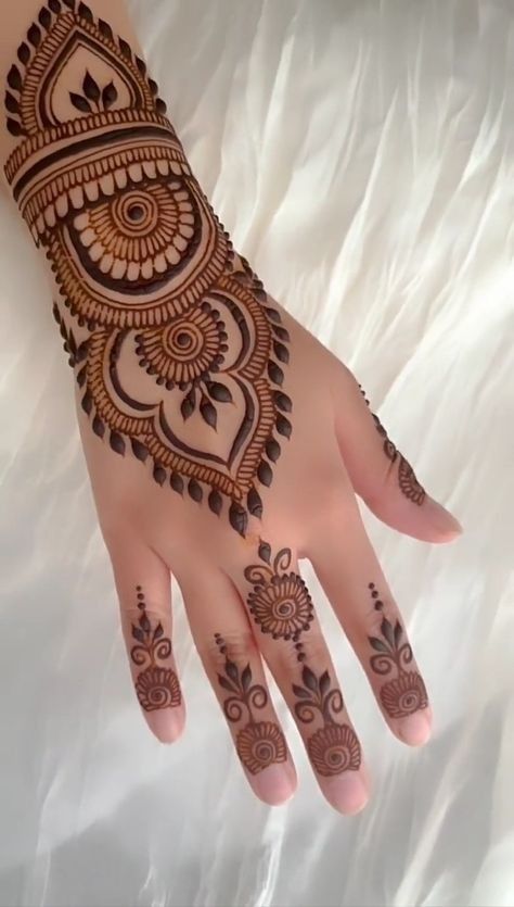 Small Henna Designs For Kids, Simple Palm Mehndi, Simple And Stylish Mehndi Designs, Henna Aesthetic, Mehndi Practice, Back Hand Henna Design, Back Hand Henna, Beautiful Simple Mehndi Design, Short Mehndi Design